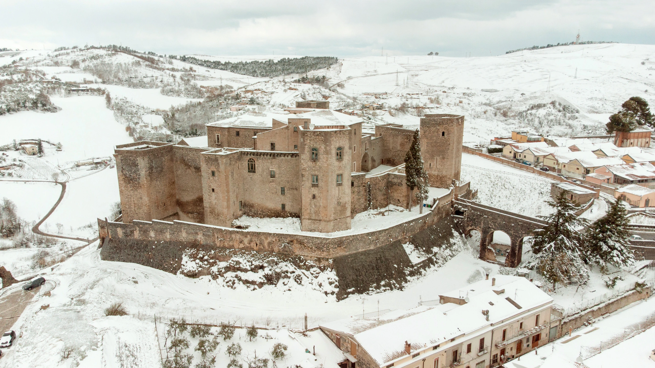 Il castello di Melfi e le colline circostanti coperti di neve